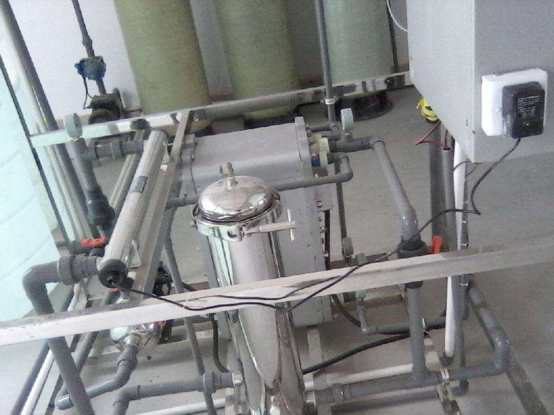 EDI系統是在壓力作用下，水透過反滲透膜成為純水